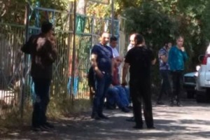2/08 ընտրատեղամասին հարող բակում վաղ առավոտից քաղաքացիների խումբ է 
հավաքված