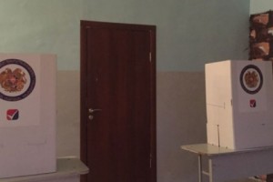 По сообщению наблюдателя, доверенное лицо “Процветающей Армении” управлял голосованием 
избирателей