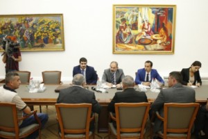 Премьер-министр принял жителей Арцвашена и выслушал волнующие их проблемы
