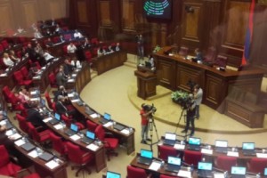 Парламент не может начать работу из-за отсутствия кворума