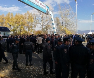 Родственники задержанных полицейских перекрыли автотрассу Ереван-Севан