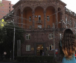 «Մեկ աղջիկ է եղել, մեկ տղա, դանակահարություն տեղի չի ունեցել»,- պատմում է «Բրյուսովում» տուժած ուսանողուհու մայրը