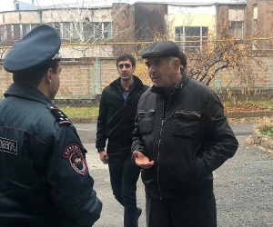 Житель Ачапняка вызвал полицию в связи со скоплением автомобилей рядом с избирательным участком 6/33