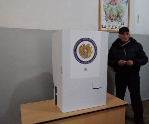 Քվեաթերթիկները նետել է քվեախցի` ոչ պիտանի քվեաթերթիկների արկղ
