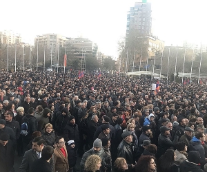 Премьер-министр Никол Пашинян возглавляет шествие в память о жертвах событий 1 марта 2008 года