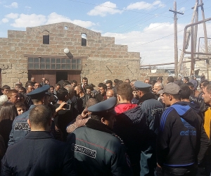 В Зартонке проходит акция протеста