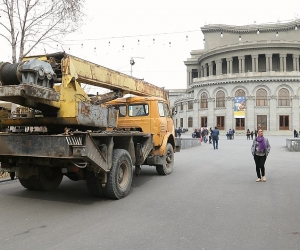 Yerevan Cafe Conflict: Police Detain 16  for Blocking Traffic Near Opera House