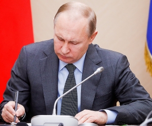 Путин подписал законы о наказании за фейковые новости и «явное неуважение» к власти