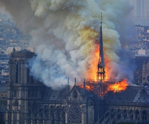 Удалось спасти две башни и основную часть здания собора Парижской Богоматери