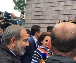 Никол Пашинян пришел к зданию суда ереванского муниципалитета Кентрон  