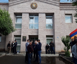 Оцеплено здание суда Котайкской области