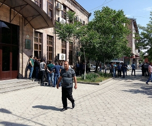 Արմավիրի դատավոր Արթուր Ադամյանը փորձել է ներս մտնել դատարան, սակայն տեսնելով փակ դռները` վերադարձել է 