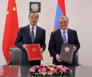 Զոհրաբ Մնացականյանը հանդիպեց Չինաստանի ԱԳ նախարար Վան Իին