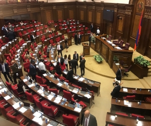 Парламент не утвердил повестку очередного заседаниия