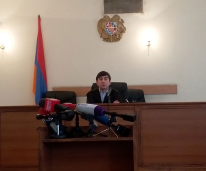 Վազգեն Ռշտունին հեռացավ խորհրդակցական սենյակ՝ Քոչարյանի բողոքի գործով ինքնաբացարկի վերաբերյալ որոշում կայացնելու