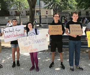 У посольства РФ в Берлине прошла акция в поддержку Ивана Голунова