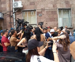 Քոչարյանի դեմ բողոքի ակցիա իրականացնող ցուցարարները փորձեցին փակել Շենգավիթի ոստիկանության դիմացի փողոցը