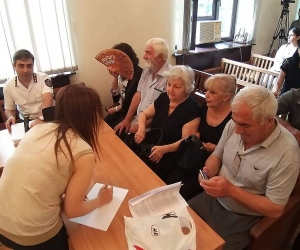 Մարտի 1-ի գործով տուժողների իրավահաջորդները դատարանում են, իսկ Ռոբերտ Քոչարյանը չի մասնակցի նիստին