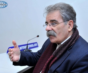 ...Ի՞նչ է որոնածը բանաստեղծի - բազում բառերի մեջ ընդամենը մի բառ