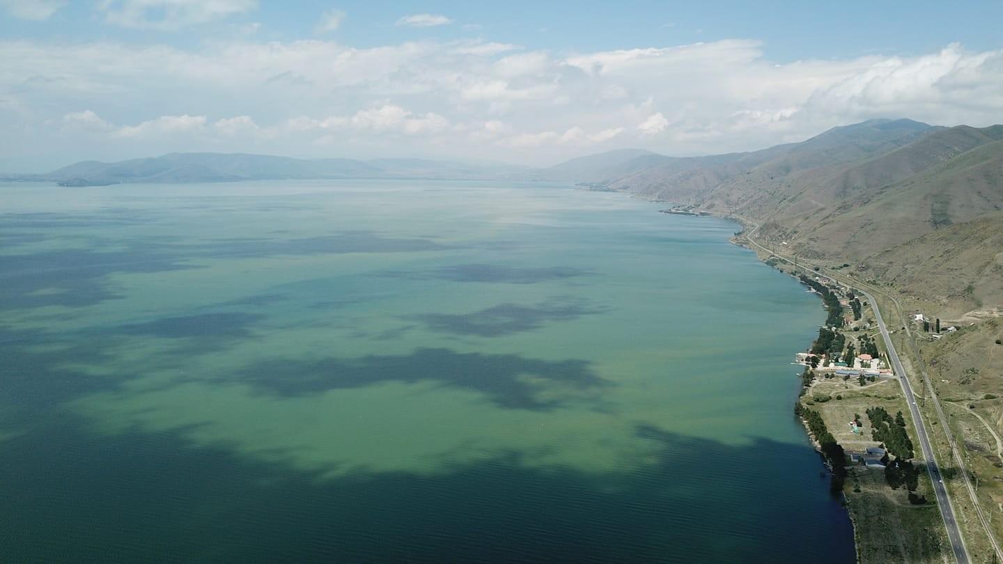 Глубина озера севан. Озеро Севан. Ереван озеро Севан. Озеро Севан площадь. Река Севан Армения.