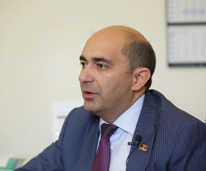 “Представленный депутатом или парламентской фракцией проект подлежит обяательному обсуждению на заседании правительства” – предложение “СА”