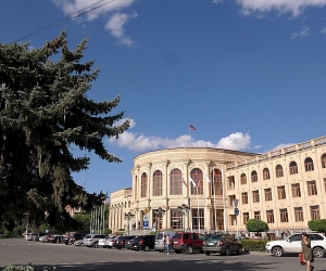 Գեւորգ Պետրոսյան. «Եղեւնիները չպետք է տեղափոխվեն հրապարակից միայն նրա համար,որ տգեղ են ու չեն բավարարում ինչ-որ մեկի ճաշակը»