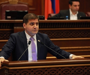 Արման Բաբաջանյանը դուրս է եկել «Լուսավոր Հայաստան» խմբակցությունից