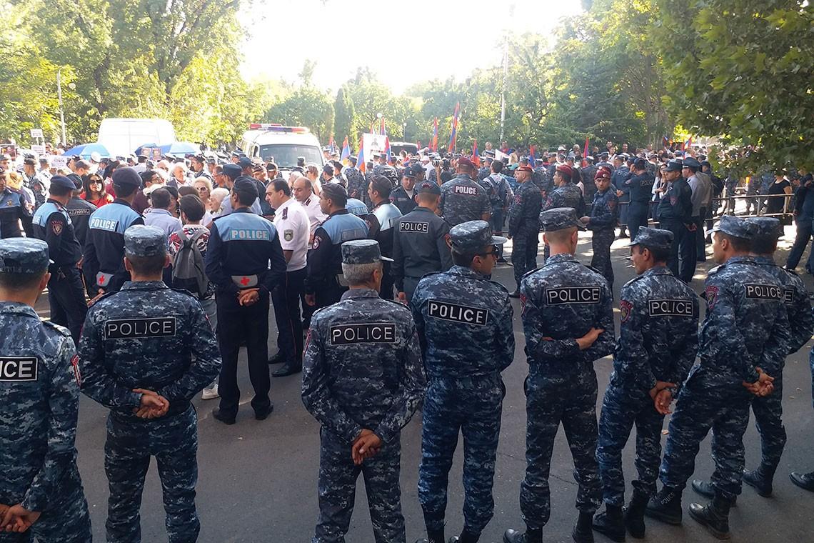 Перед зданием суда проходит акция протеста: граждане ждут оглашения решения по очередному ходатайству об освобождении Роберта Кочаряна