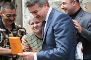 Многодетная семья ветерана Арцахской войны получила в подарок 2 квартиры