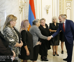 Премьер-министр встретился с матерями погибших военнослужащих