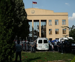 Դատարանի մոտ տեղի ունեցած հավաքի մասնակցի առողջությանը դիտավորությամբ ծանր վնաս պատճառելու գործն ուղարկվել է դատարան