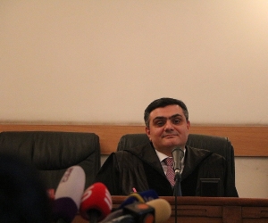 Суд удалился в совещательную комнату для принятия решения по ходатайству о самоотводе судьи