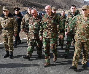 Бако Саакян посетил ряд воинских частей