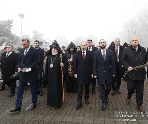Премьер-министр воздал дань уважения памяти жертв армянских погромов в Баку