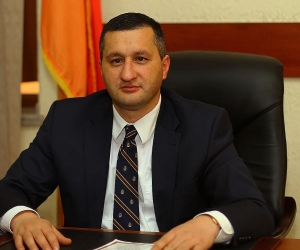 Քննիչն ասում է՝ պատուհանից դատարան մուտք գործելը դատավոր Դավիթ Բալայանի լիազորությունը չէ