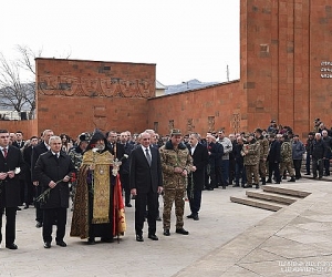 Սումգայիթի ջարդերի 32-րդ տարելիցի կապակցությամբ Բակո Սահակյանն այցելել է Ստեփանակերտի հուշահամալիր