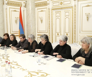 Премьер-министр Никол Пашинян встретился с родителями погибших военнослужащих