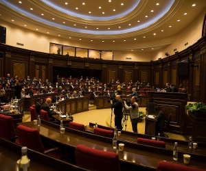 Парламент вновь обсуждает законопроект о введении контроля за телефонными контактами 