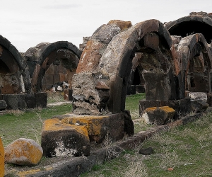 Ջրափիի միջնադարյան քարավանատունն այցելուները վերածել են բացօթյա խորովածանոցի