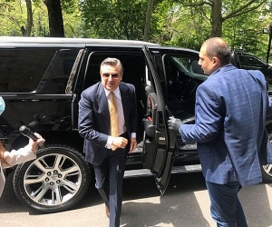 В парламент прибыл бывший премье-министр Карен Карапетян