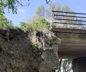 Փլուզվել է Հաղարծին գյուղ տանող կամրջի ենկաթբետոնե հենապատը