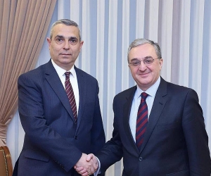 Министр ИД Республики Армения Зограб Мнацаканян поздравил Масиса Маиляна с переназначением его на должность главы МИД Арцаха