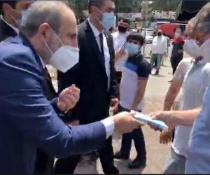 Pashinyan Hits the Streets: Distributes Face Masks to Yerevan Pedestrians