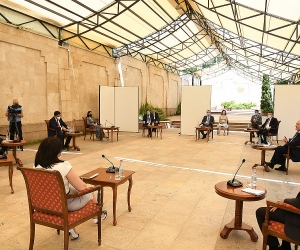 Նախագահ Սարգսյանը հանդիպել է սահմանադրական բարեփոխումների մասնագիտական հանձնաժողովի մի խումբ անդամների հետ