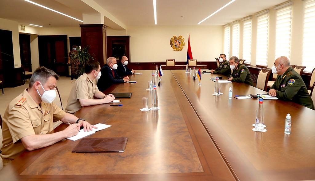 ԶՈՒ գլխավոր շտաբի պետ Օնիկ Գասպարյանը հանդիպել է ՌԴ դեսպան Սերգեյ Կոպիրկինին