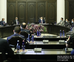 Կառավարության անդամները մեկ րոպե լռությամբ հարգեցին վերջին օրերին զոհված զինծառայողների հիշատակը