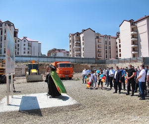 Президент республики принял участие в церемонии закладки в столице нового жилого квартала и посетил разные стройплощадки