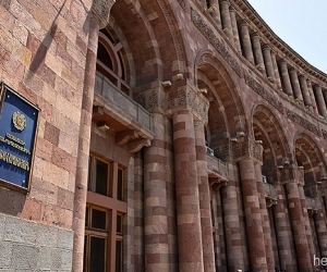 Ամուլսարի հանքի շահագործման դեմ Կառավարության դիմաց բողոքի ակցիա իրականացնողներին բերման ենթարկելու առթիվ արագ արձագանքման խմբերը մեկնել են Ոստիկանություն