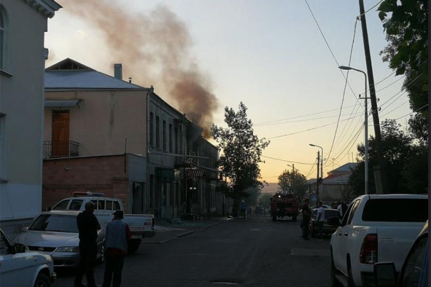 Լարված իրավիճակ Ախալքալաքում. հնչել են կրակոցներ, կան վիրավորներ և զոհ, հրդեհվել են տներ