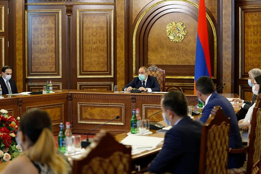 Премьер-министр провел совещание по вопросам строительства сельских дорог